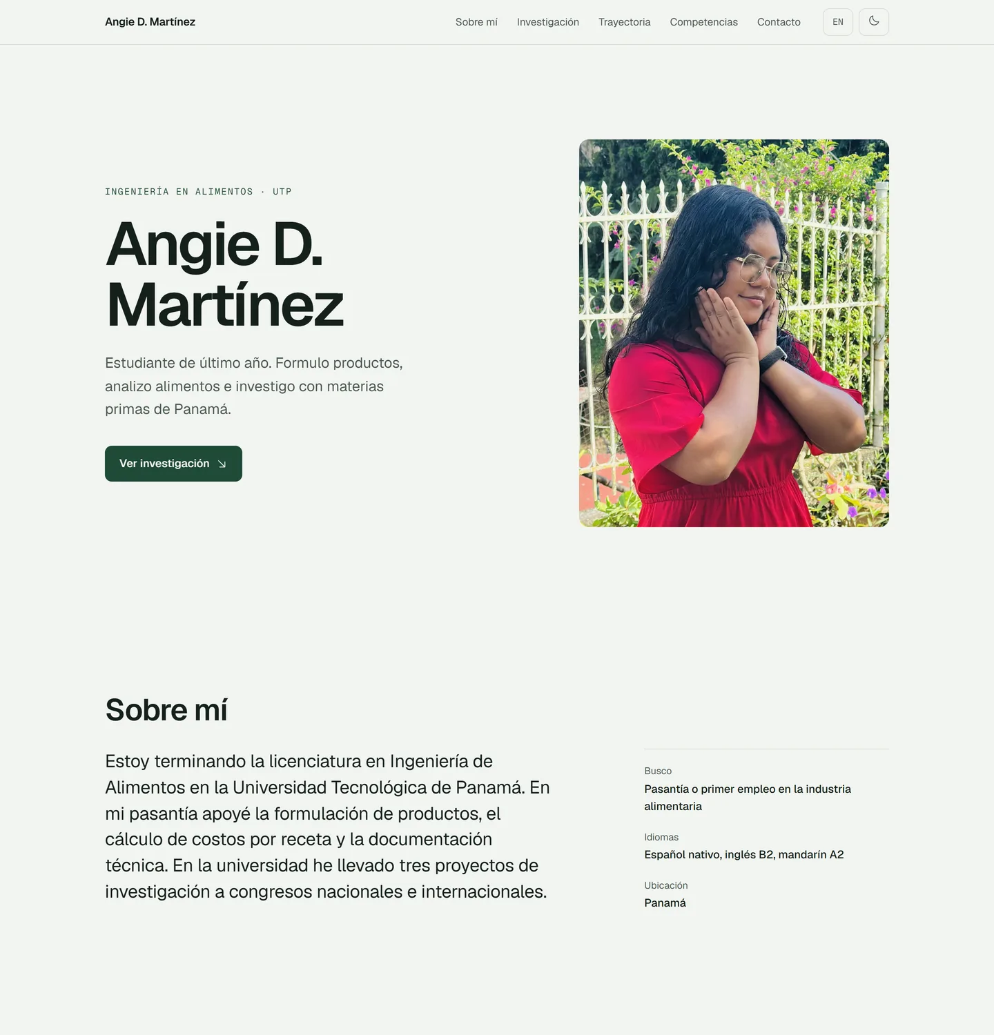 La portada del portafolio: el nombre de Angie D. Martínez, su frase de presentación y su retrato en un jardín.